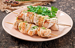 Шашлык из филе куриных грудок в сливочном соусе