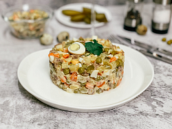 Салат Оливье с говядиной