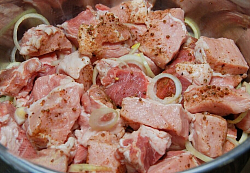 Шашлык из филе грудки индейки в классическом маринаде